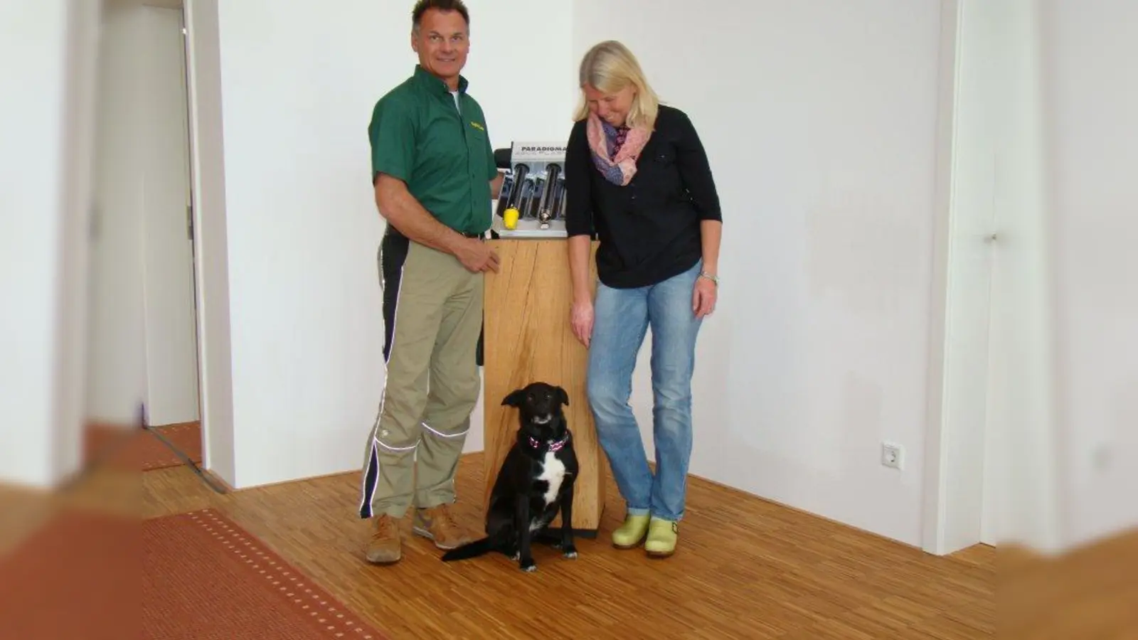 Freuen sich über das neue Geschäftshaus: Siegfried und Silke Lochner mit Hündin Lisha. (Foto: pst)