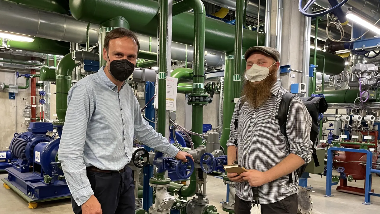 V.l.: Stefan Birle (SWM) erklärt Pascal Luginger (Klimaschutzbeauftragter der Stadt Germering) die Anlagen- und Maschinenräume der Geothermie Freiham. (Foto: pst)