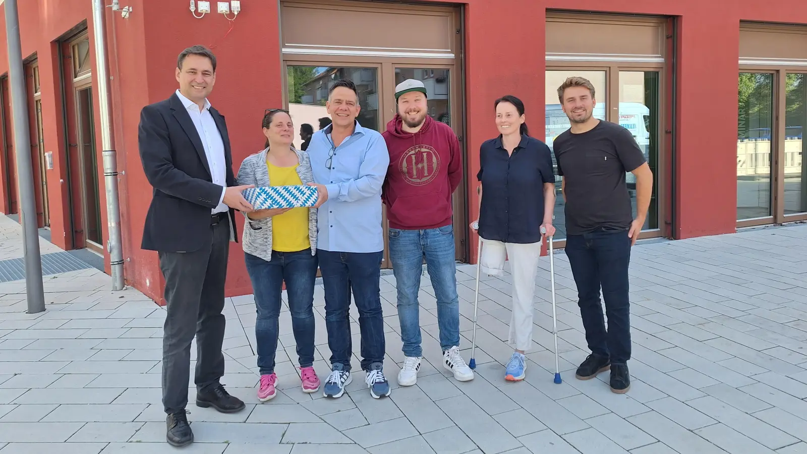 Spendenübergabe für das Haderner Herz (von links): MdL Georg Eisenreich mit Annina und Jochen Sahm sowie Mike Milde (Haderner Herz), Birgit Hainz (Bezirksausschuss Hadern) und Stadtrat Matthias Stadler. (Foto: job)