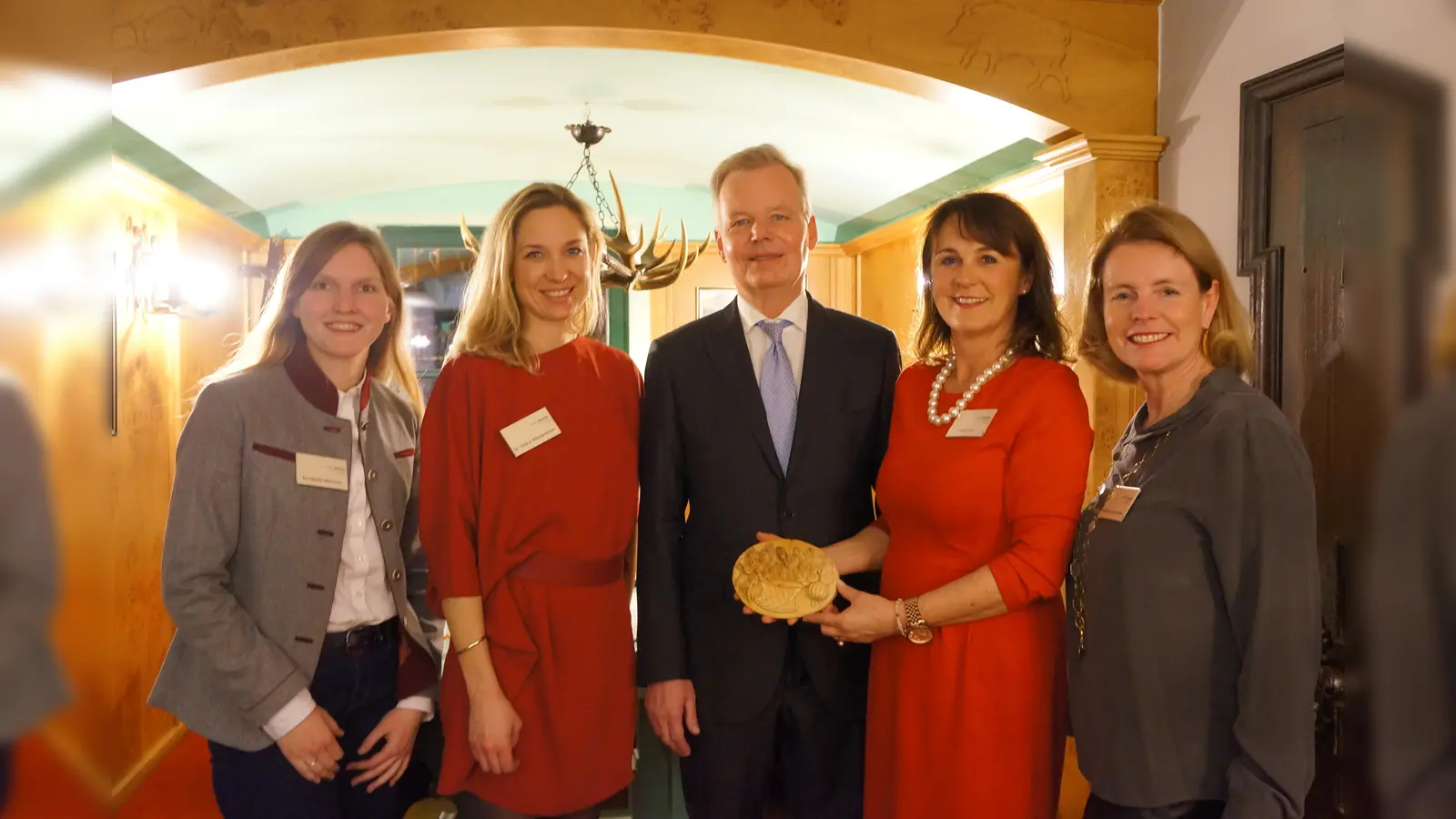Bürgermeister Jan Neusiedl gratulierte herzlich zum 1. Geburtstag der Frauen-Union in Grünwald: Sindy Loos (2. v. r.), Dorothea Kammerscheid (r.), Annabella Wünsche (l.) und Cornelia Raiser (2.v.l.).  (Foto: hw)