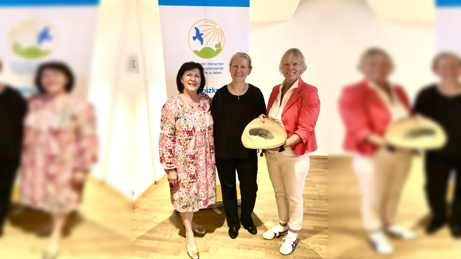 Gemeinsam freuten sich Rosemarie Rieger, Elisabeth Barth und Ursula Mayer (v. l.) über die Spende der Musikschule 3Klang für den Hospizkreis. (Foto: Hospizverein)
