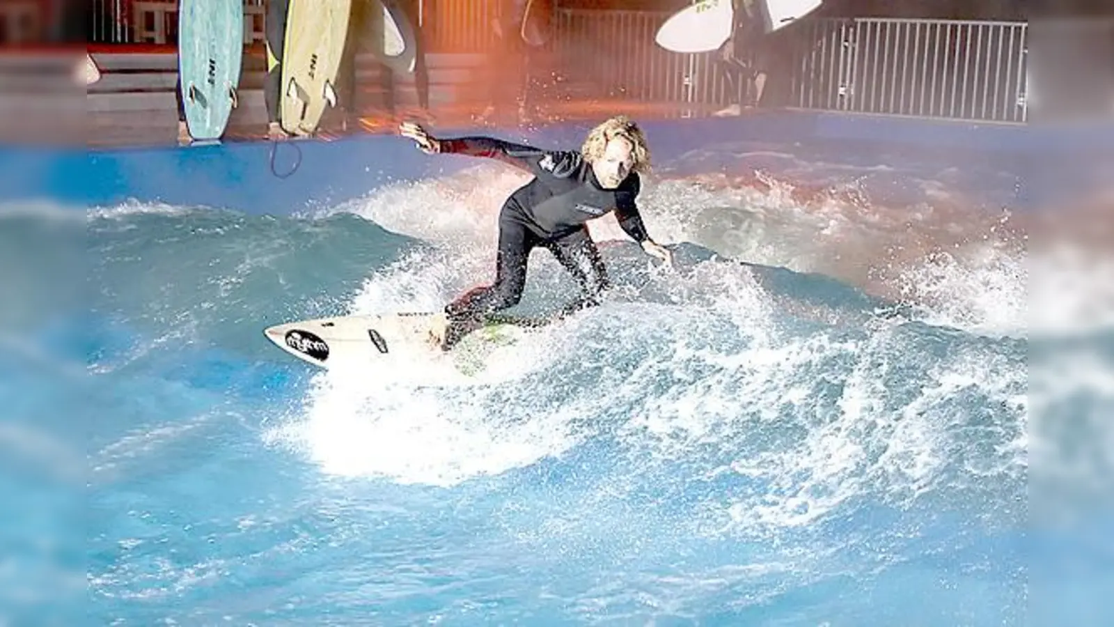 Fast wie im Eisbach kann man jetzt am Münchner Flughafen surfen. 	 (Foto: bb)