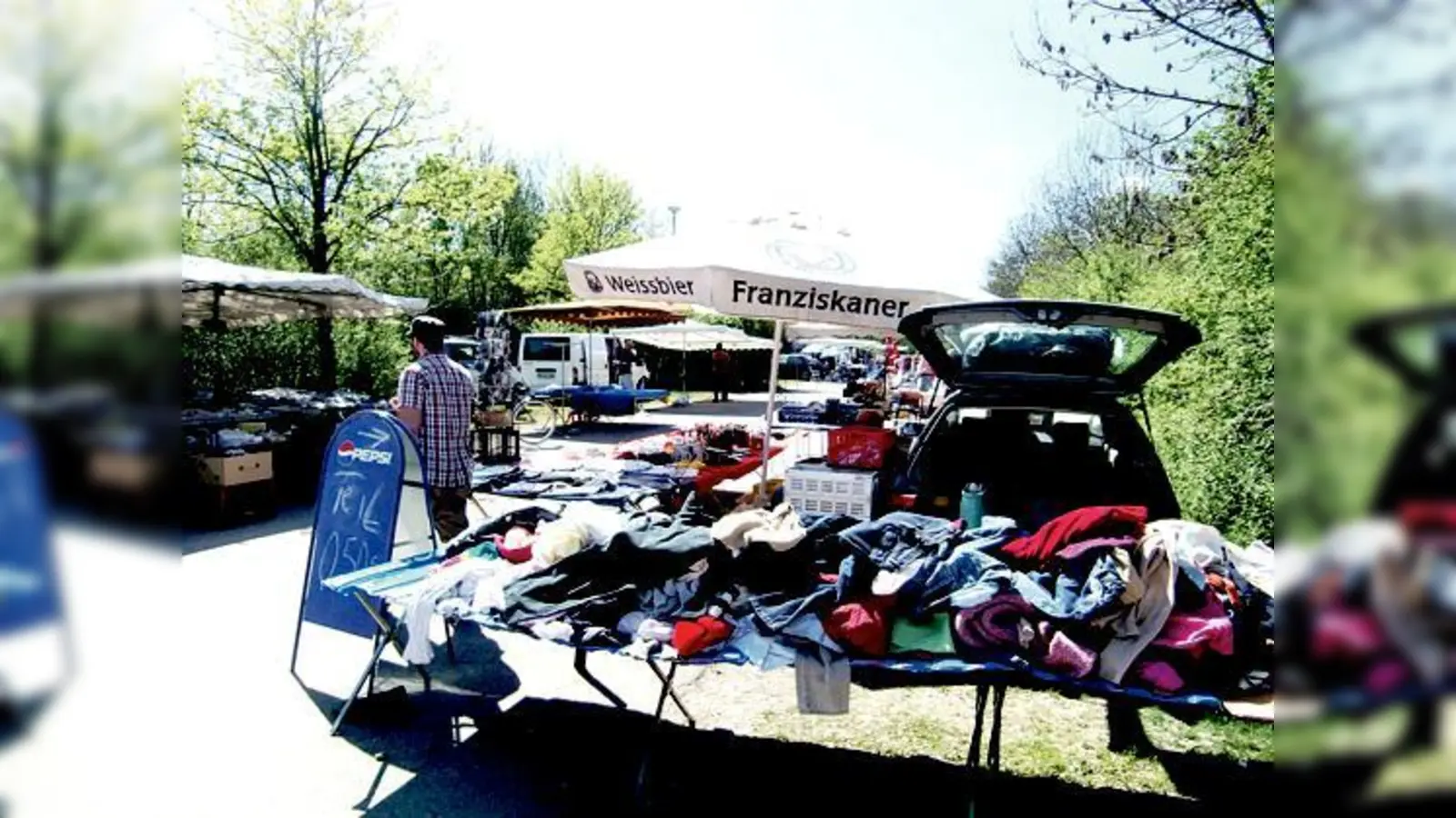An die 500 Händler tummeln sich jeweils auf dem Daglfinger Flohmarkt. Dazu kommen noch die Besucher. Die Anwohner stöhnen ob des Verkehrs. 	 (Foto: ikb)