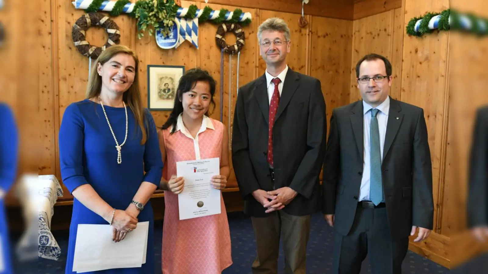 Jenny Liu mit Kultusminister Michael Piazolo, Christoph Reichhardt vom Kultusministerium (rechts) sowie einer Vertreterin der Stiftungen. (Foto: Andreas Gebert)