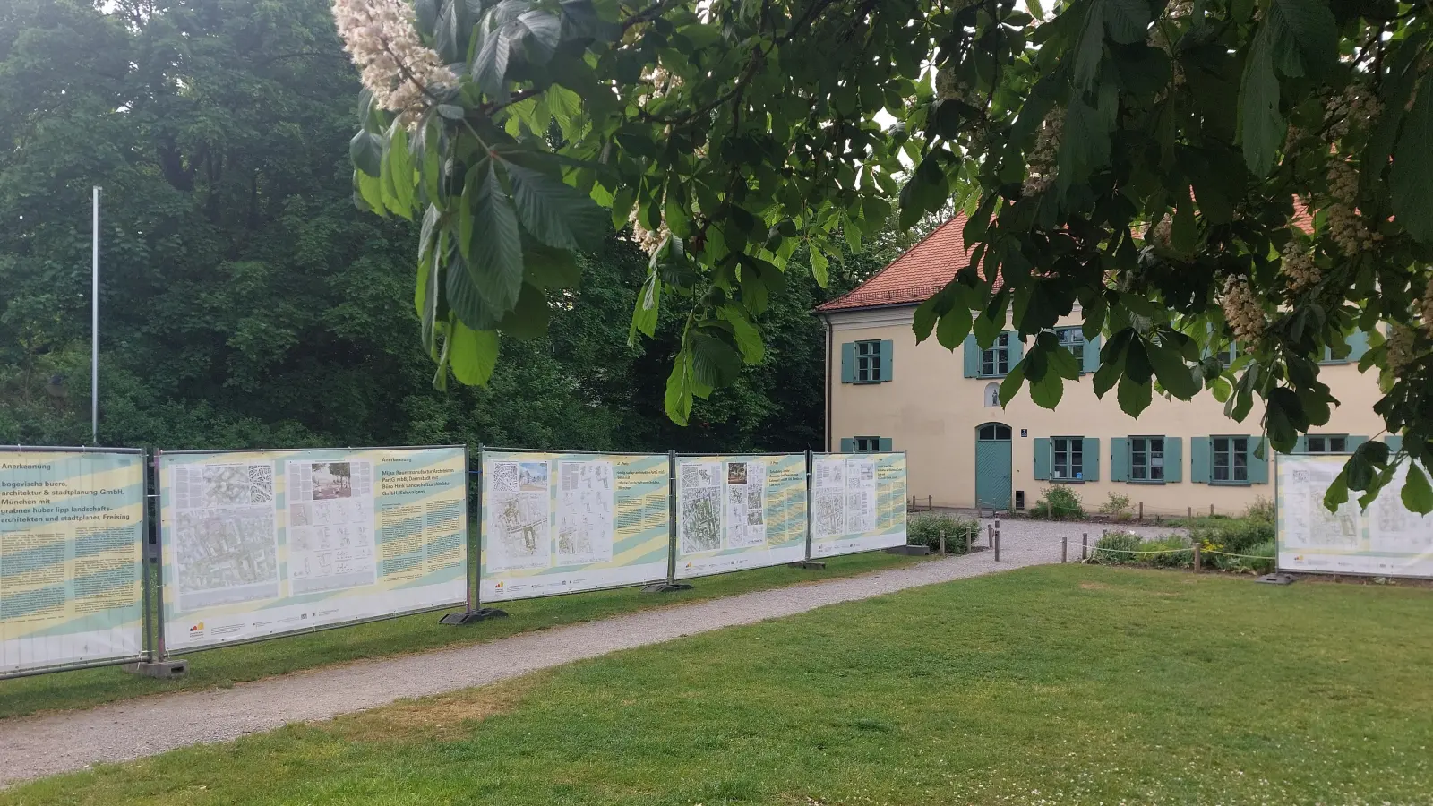 Die Ausstellung der Wettbewerbsbeiträge ist bis zum 23. Mai auf der Wiese vor dem Pelkovenschlössl zu sehen. (Foto: bas)
