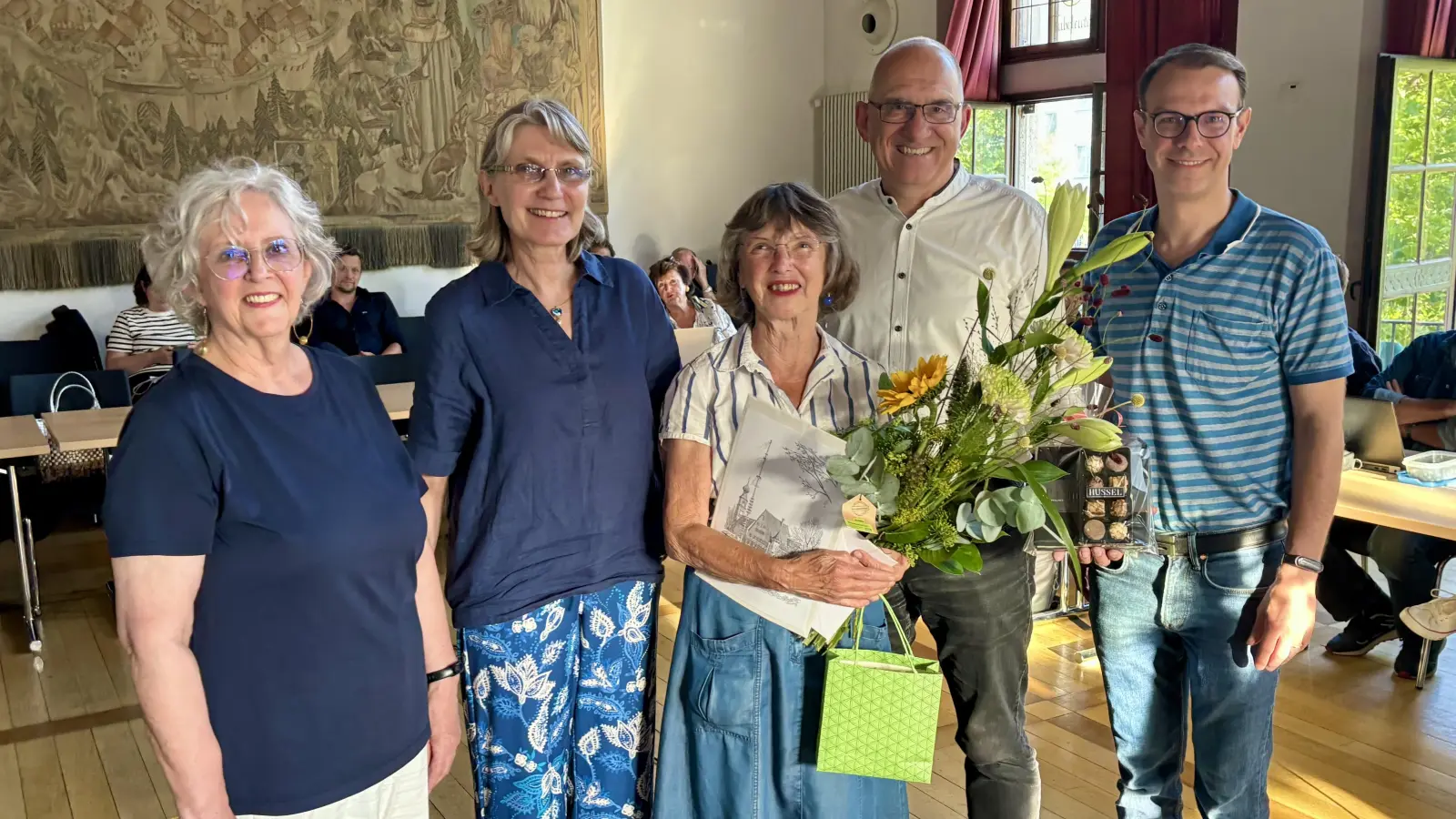 Abschiedsgeschenke von den Fraktionssprecher: Ingrid Standl, Constanze Söllner-Schaar, Angela Scheibe-Jaeger, Vorsitzender Frieder Vogelsgesang und Sven Wackermann (v.l.). (Foto: Ulrike Seiffert)