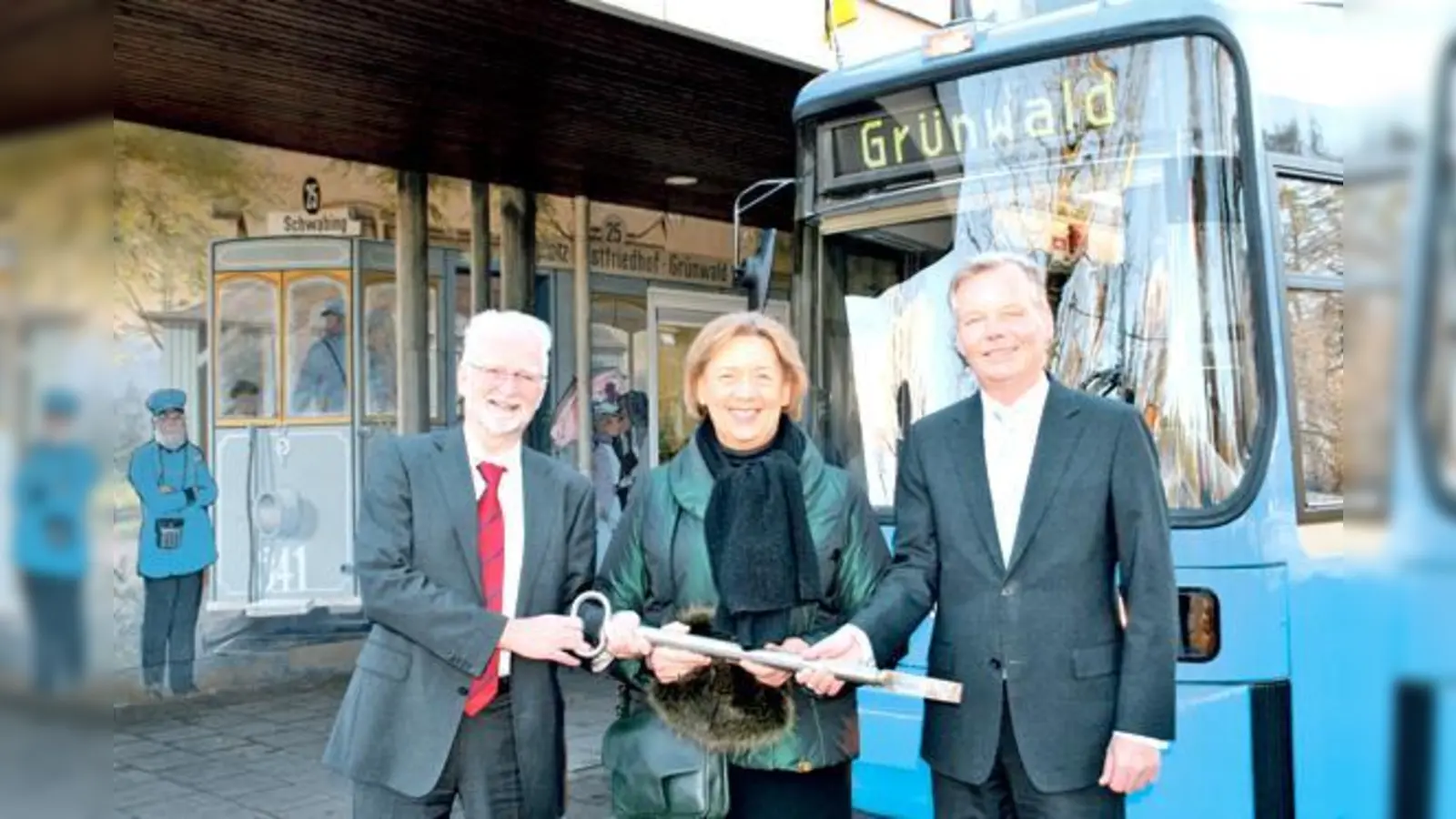 MVG-Chef Herbert König, Landrätin Johanna Rumschöttel und Bürgermeister Jan Neusiedl freuen sich, dass die Trambahnlinie 25 nun gesichert ist. 	 (Foto: hol)