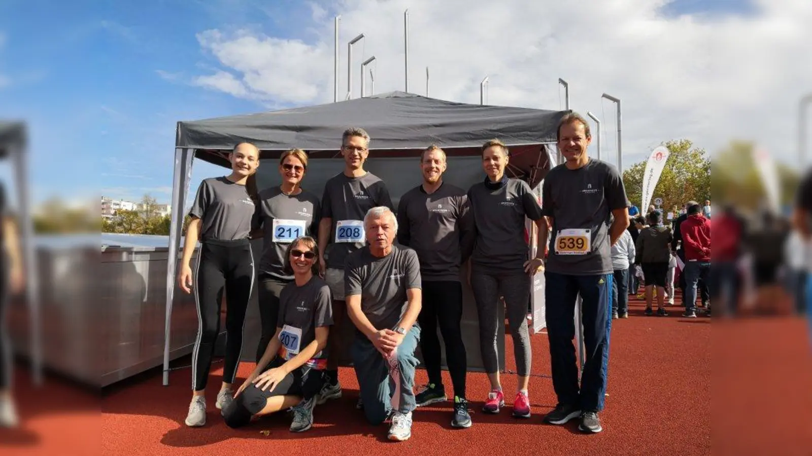 Lilly Zeuss, Michaela Scheel, Rainer Zeuss, Phil Anderegg, Stefanie Illgen, Armin Krebs (stehend von links), Sonja Zeuss und Ulli Zeuss (kniend von links). (Foto: Harald Heitmeir)
