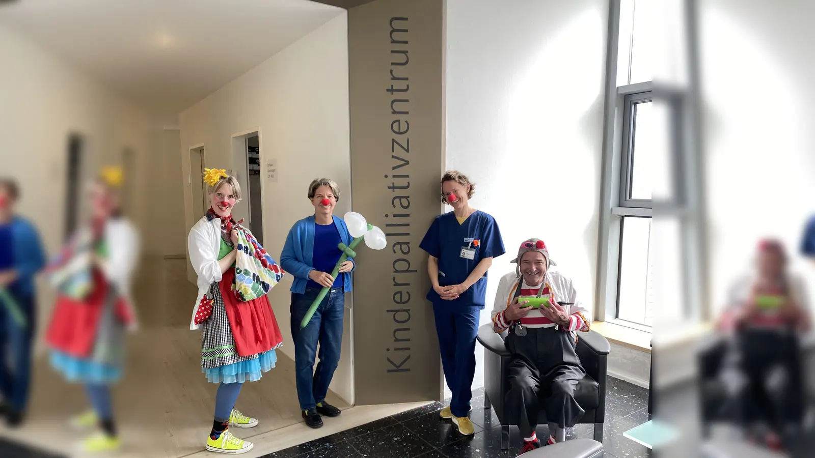 Eine Spende ermöglicht die Besuche der KlinikClowns (v.l.nr.: KlinikClown „Dr. Tikedibuh”, Sabine Hoch, Fachärztin Dr. med. E. Bischoffshausen, KlinikClown „Lupino Valentino”). (Foto: Andrea Andrade)