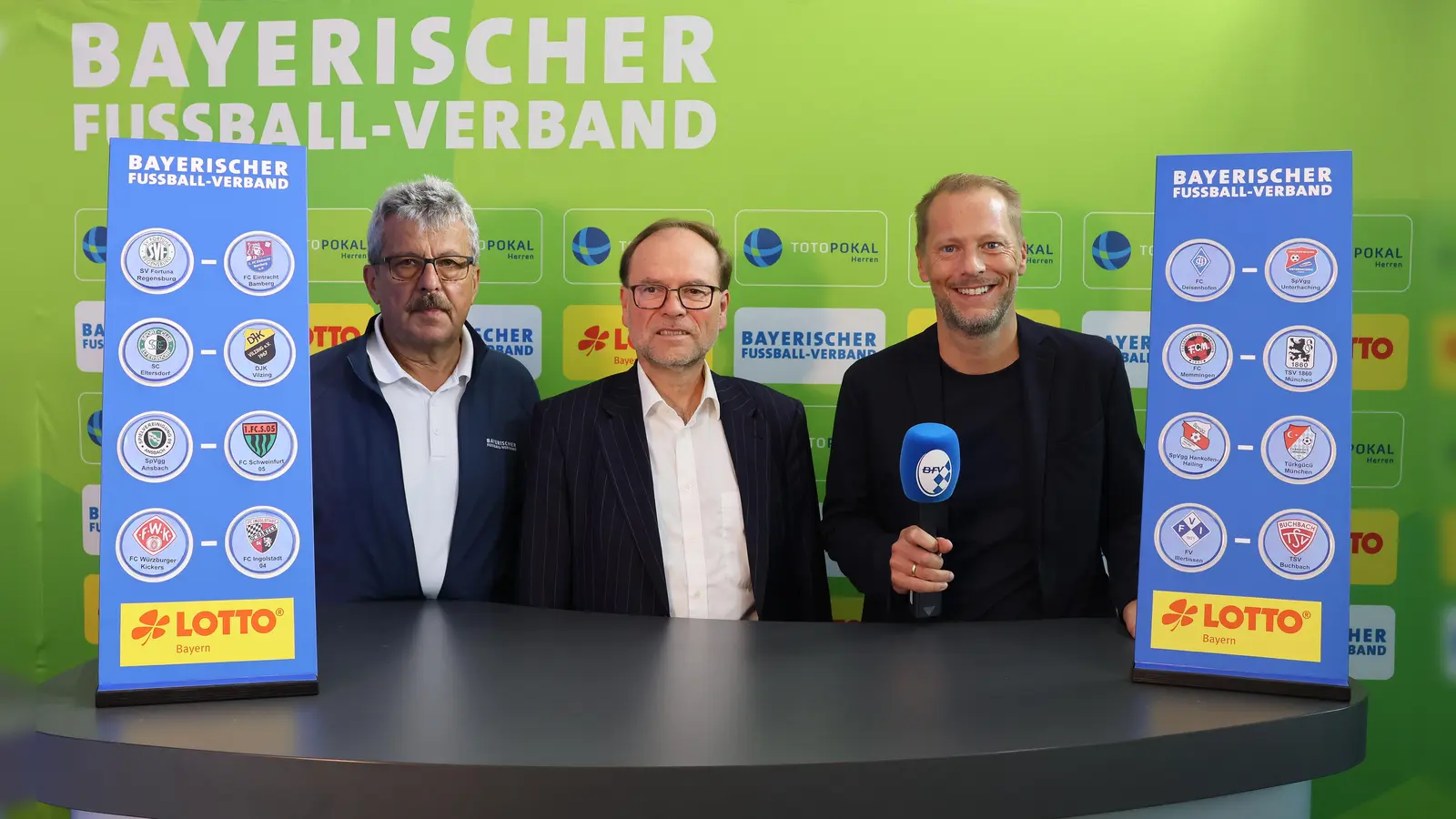 Nahmen die Auslosung des Pokal-Achtelfinales im Münchner „Haus des Fußballs” vor (von links): Verbands-Spielleiter Josef Janker, Joachim Buchwieser (Vize-Präsident von Lotto Bayern) und Fabian Frühwirth (Leiter Kommunikation/Pressesprecher beim BFV). (Foto: BFV)