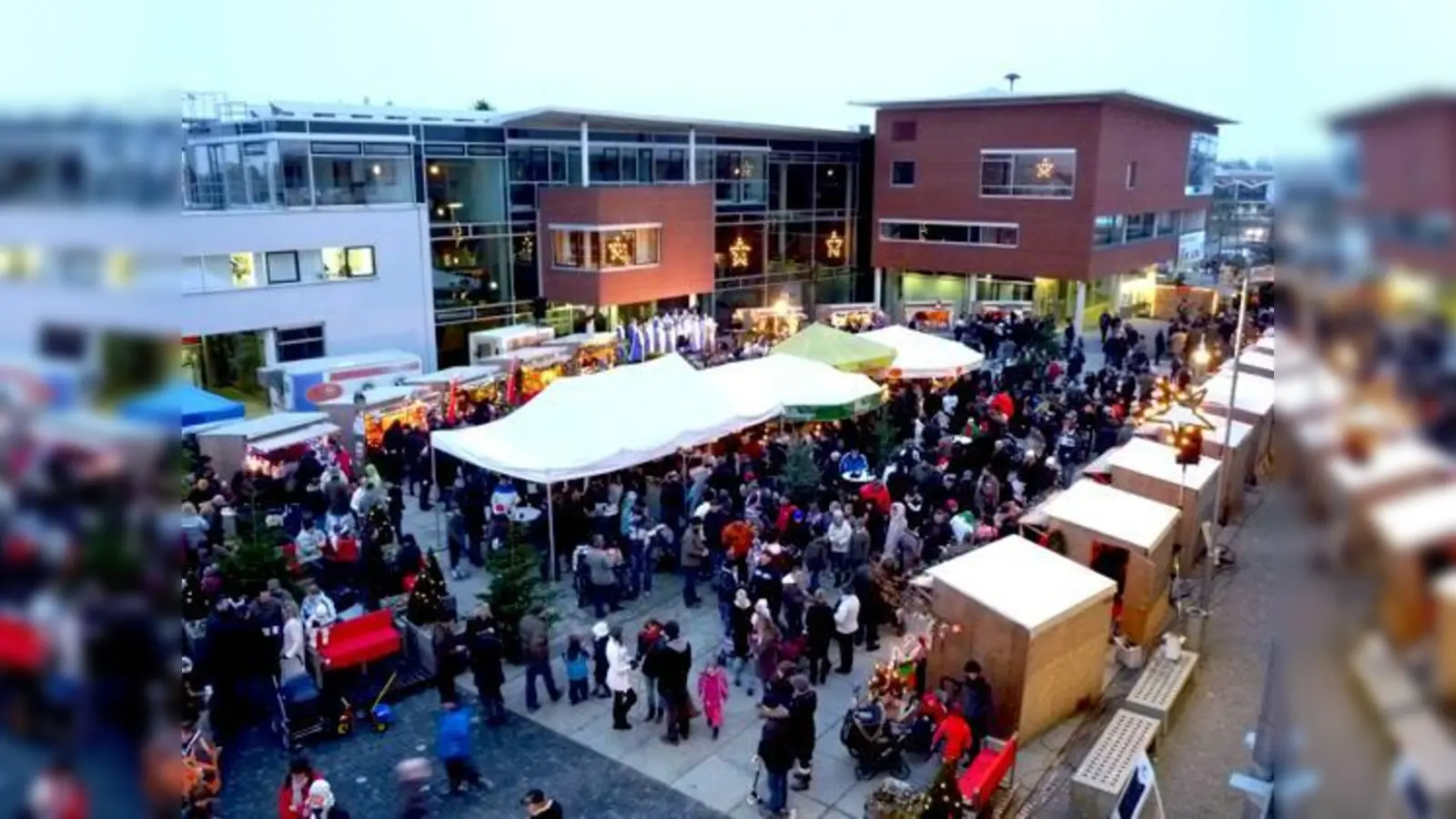 Treffpunkt am Wochenende in Hallbergmoos: Der Christkindlmarkt am Rathausplatz.  (Foto: bb)