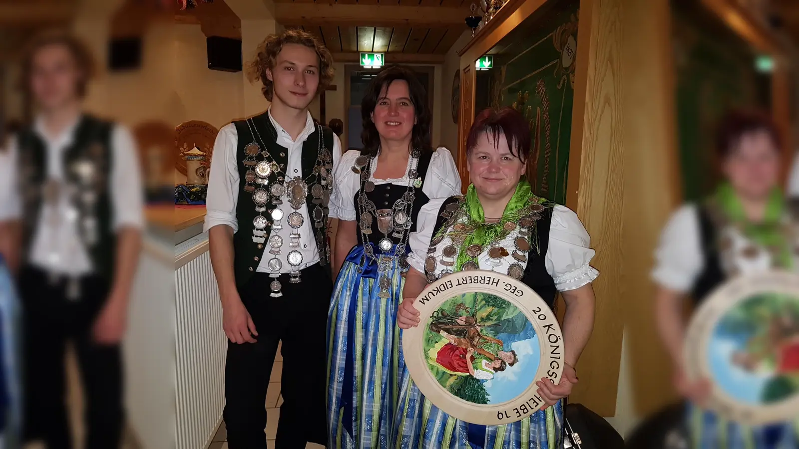 Die neuen Schützenkönige der Frohsinn-Schützen: (v. l.) Jugendkönig 2019 Gary Eidkum, Pistolenschützenkönigin 2019 Josefine Gaar und Schützenkönigin Kathrin Fischer. (Foto: VA)