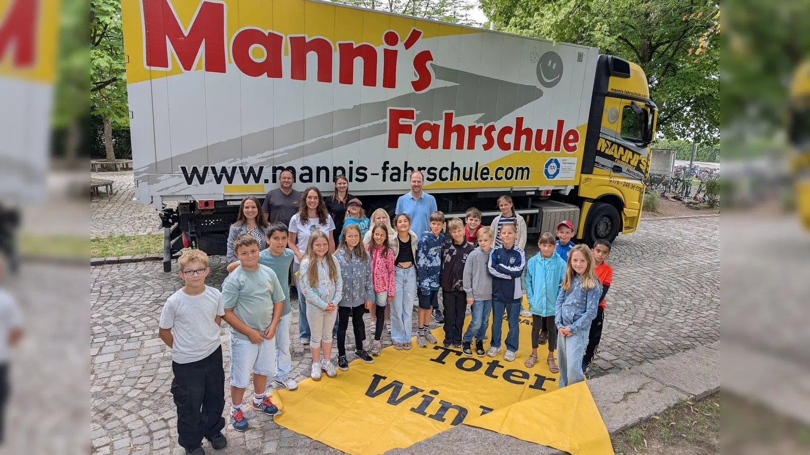 Den Schülerinnen und Schülern wurde vermittelt, wie gefährlich der tote Winkel bei großen Fahrzeugen sein kann.  (Foto: Schule)