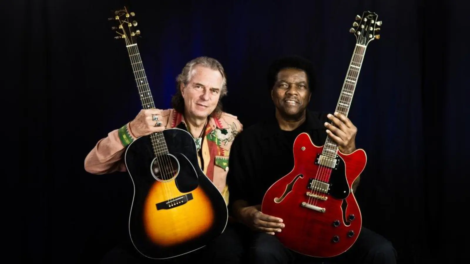 Begeistern vom ersten Akkord an (v.l.): Hans Theessink und Terry Evans. (Foto: Andreas Schulz)