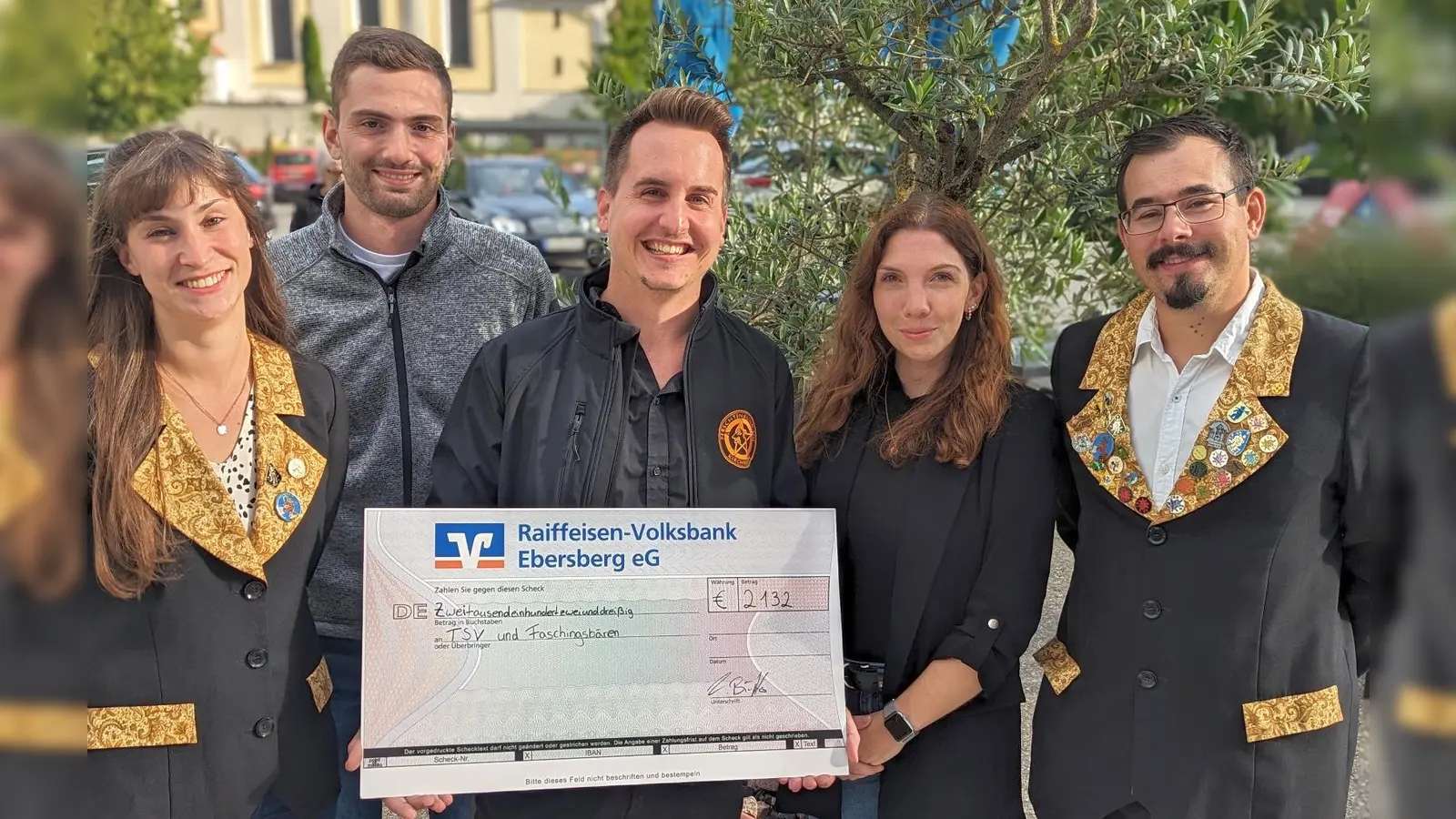 Nach der erfolgreichen Gewerbering-Aktion konnten Vertreter der Grafinger Judoka und die Grafinger Faschingsbären sich über eine entsprechende Spende freuen.  (Foto: GW)