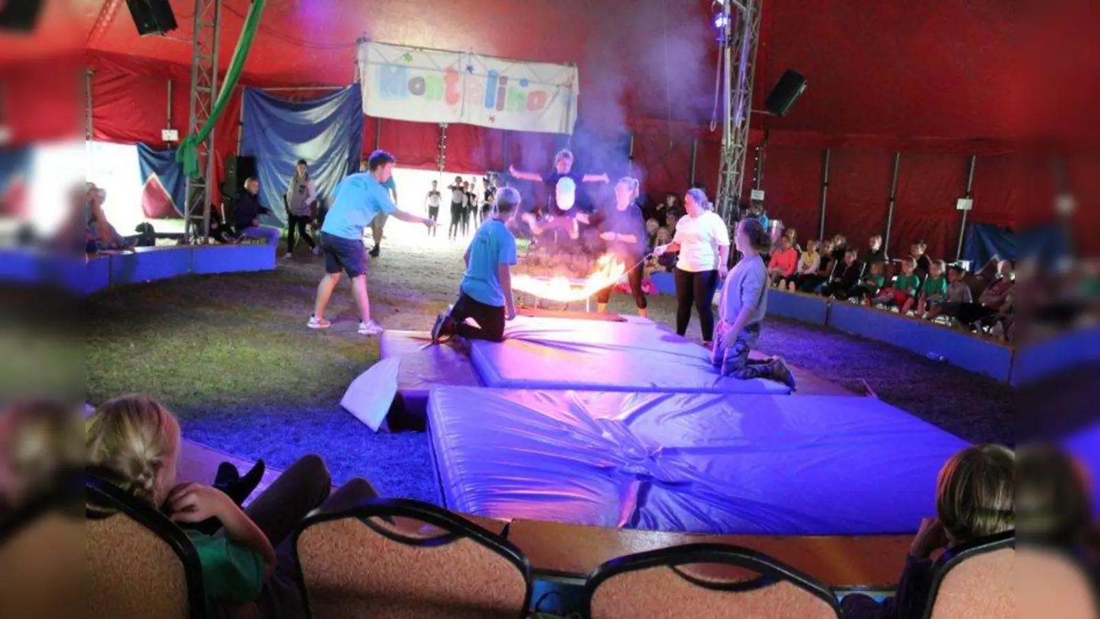 Keine Zirkusdisziplin wurde ausgelassen: es gab Boden-und Flugakrobatik, Arealring, Vertikaltuch, Jonglage und Devilsticks, Poi`s und Diabolo`s, Rope skipping und Hula Hoop, Drahtseil und Trapez sowie Gauklerei. (Foto: Renate Schreppel)