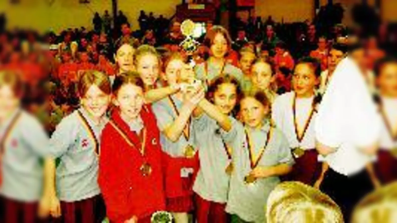 Spiel und Spaß und glückliche Gewinner gab es beim Hallenhockeyturnier in der Lerchenau..	 (Foto: Privat)