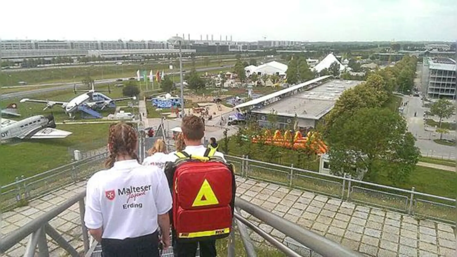 Die Malteser Jugend Erding unterstützte die Sanitäter bei den Family &amp; Music Days am Flughafen nach Kräften und wurde mit vielen tollen Eindrücken belohnt. (Foto: Malteser)