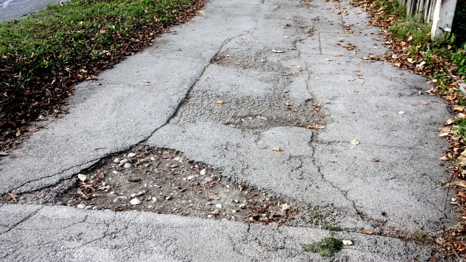 Der Weg zwischen Wiese und Altem Wirt ist in einem erbärmlichen Zustand. (Foto: job)