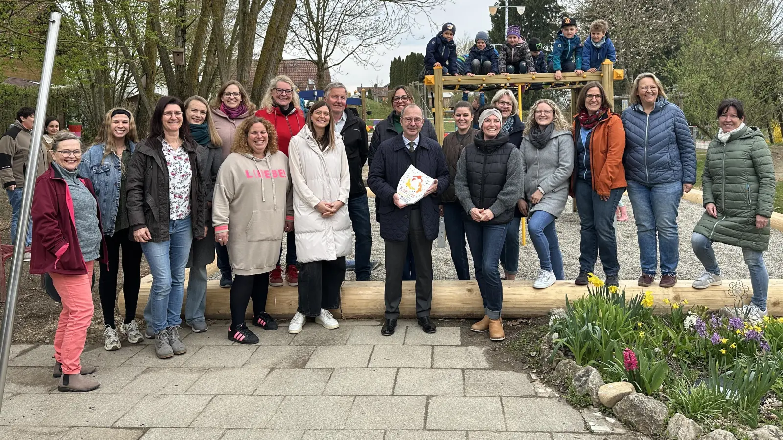 In kleinem Rahmen wurde der neugestaltete Garten des Kinder- und Jugendhauses Dorfen von Erstem Bürgermeister Heinz Grundner, Leiterin der Einrichtung Csilla Blell sowie Vertreterinnen und Vertretern der Kindergärten und der Stadtverwaltung eröffnet. (Foto: Stadt Dofen)