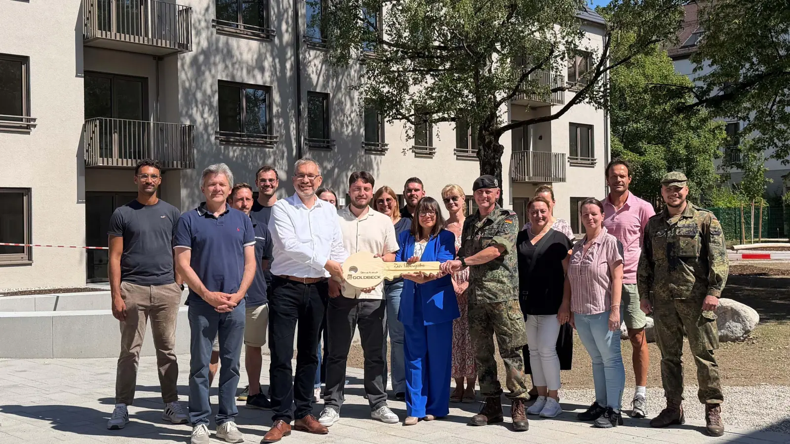 Bei der offiziellen Übergabe (alle Personen, die den Schlüssel halten v.l.): Richard Greß (Leiter der Goldbeck-Niederlassung), Deniz Kaya (BImA), Oberregierungsrätin Hanka Watzke (BwDLZ) und Oberstleutnant Eduard Eberl (stellvertretender Kasernenkommandant - UniBw). (Foto: BImA)