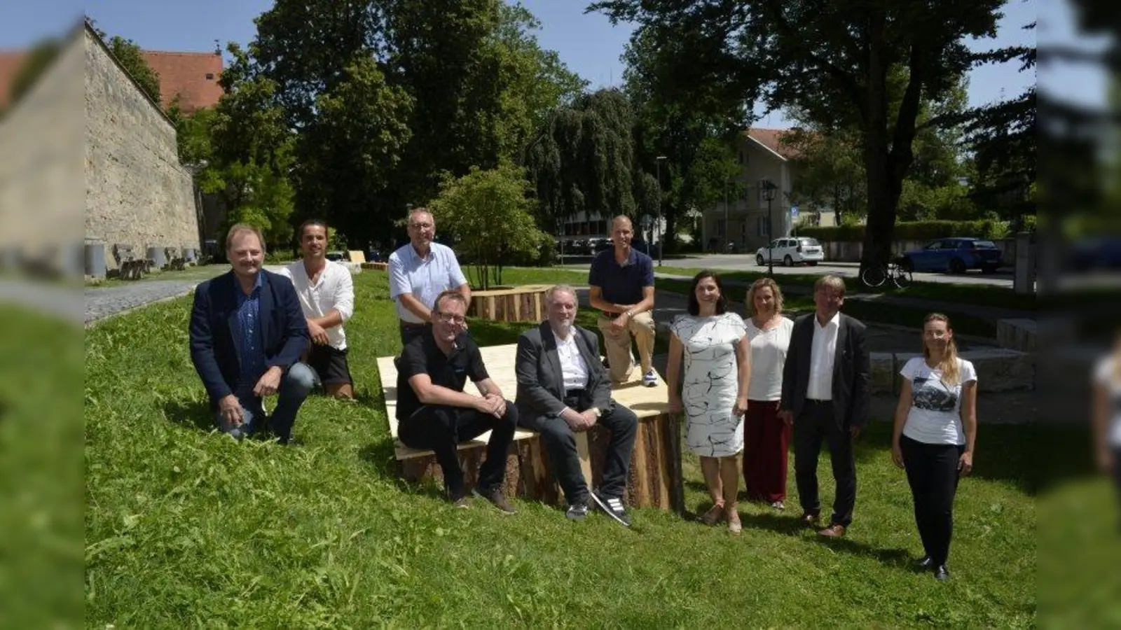 Freuen sich über die „Stadtmöblierung“: Josef Wiedemann, Christian Botsch, Ulrich Schwab, Markus Loth (dahinter), Peter Müller, Stefan Frenzl, Jutta Liebmann, Barbara Christ, Robert Christian Mayer und Andrea Zanantonio (von links). (Foto: mka)