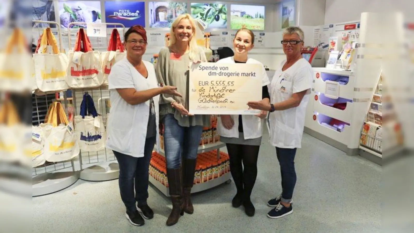 HSE24-Moderatorin Birgit Andiel zog die Einkäufe der Kunden bei dm in der Albert-Roßhaupter-Straße über den Scanner. (Foto: dm)