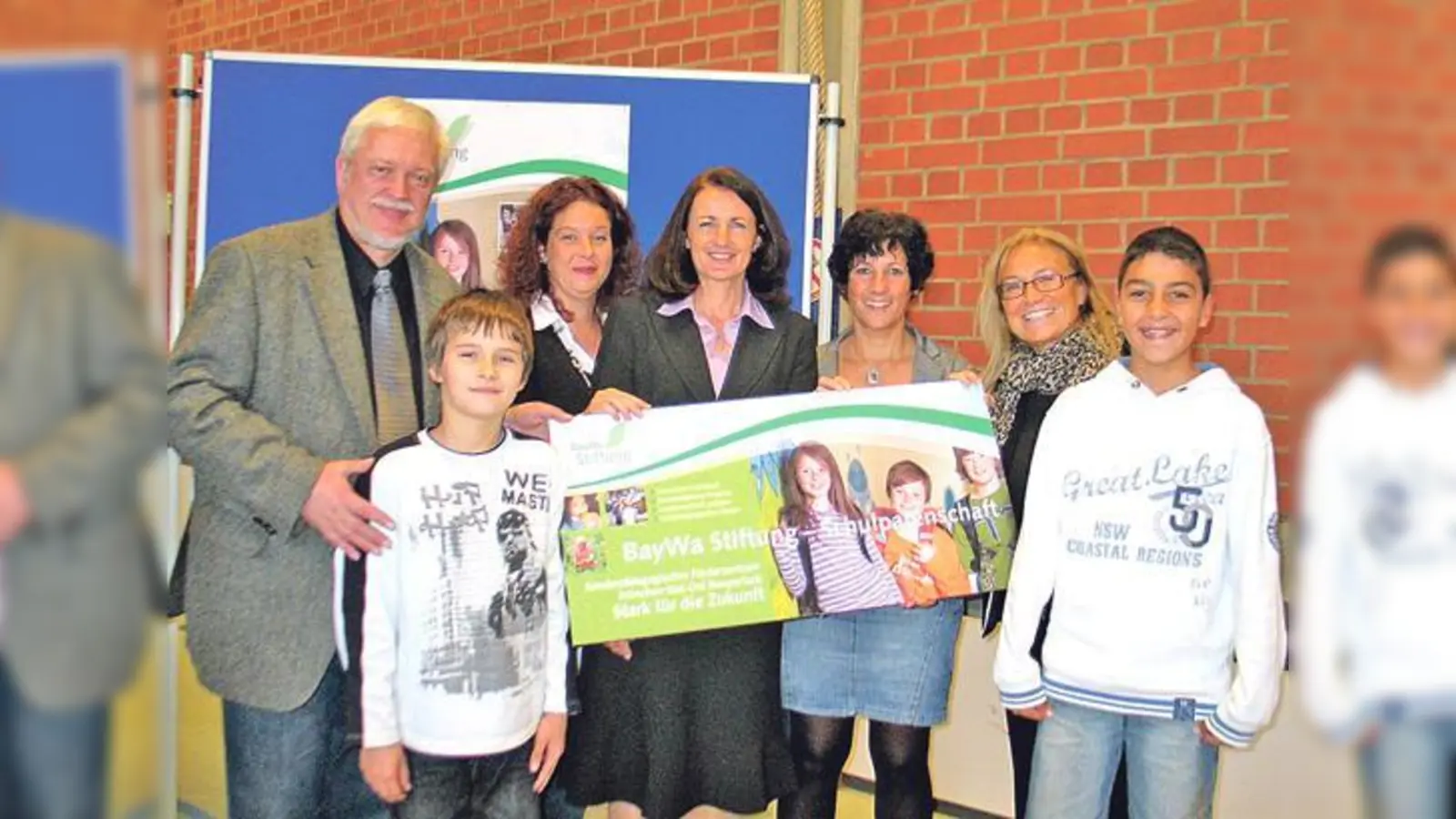 Volker Müller und Claudia Gottfried, Maria Thon, Ingrid Safadi und Eva Windolf mit Schülern bei der Gründungsfeier des neuen SFZ in Neuperlach.   (Foto: aha)