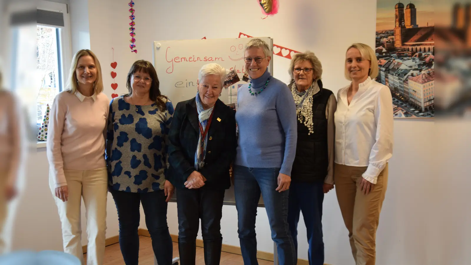 Beim Besuch der NbH Oberhaching (v.l.) Susanne Trgo (Präsidentin LC MKO), Sabine Mühlbauer (1. Vorsitzende der NH0), Barbara Klingan (Presse LC MKO), Franziska Müller (2. Vorsitzende der NHO), Brigitte Kohl (3. Vorsitzende der NHO)und Sandy Hochmuth (Schatzmeisterin).  (Foto: Barbara Klingan)