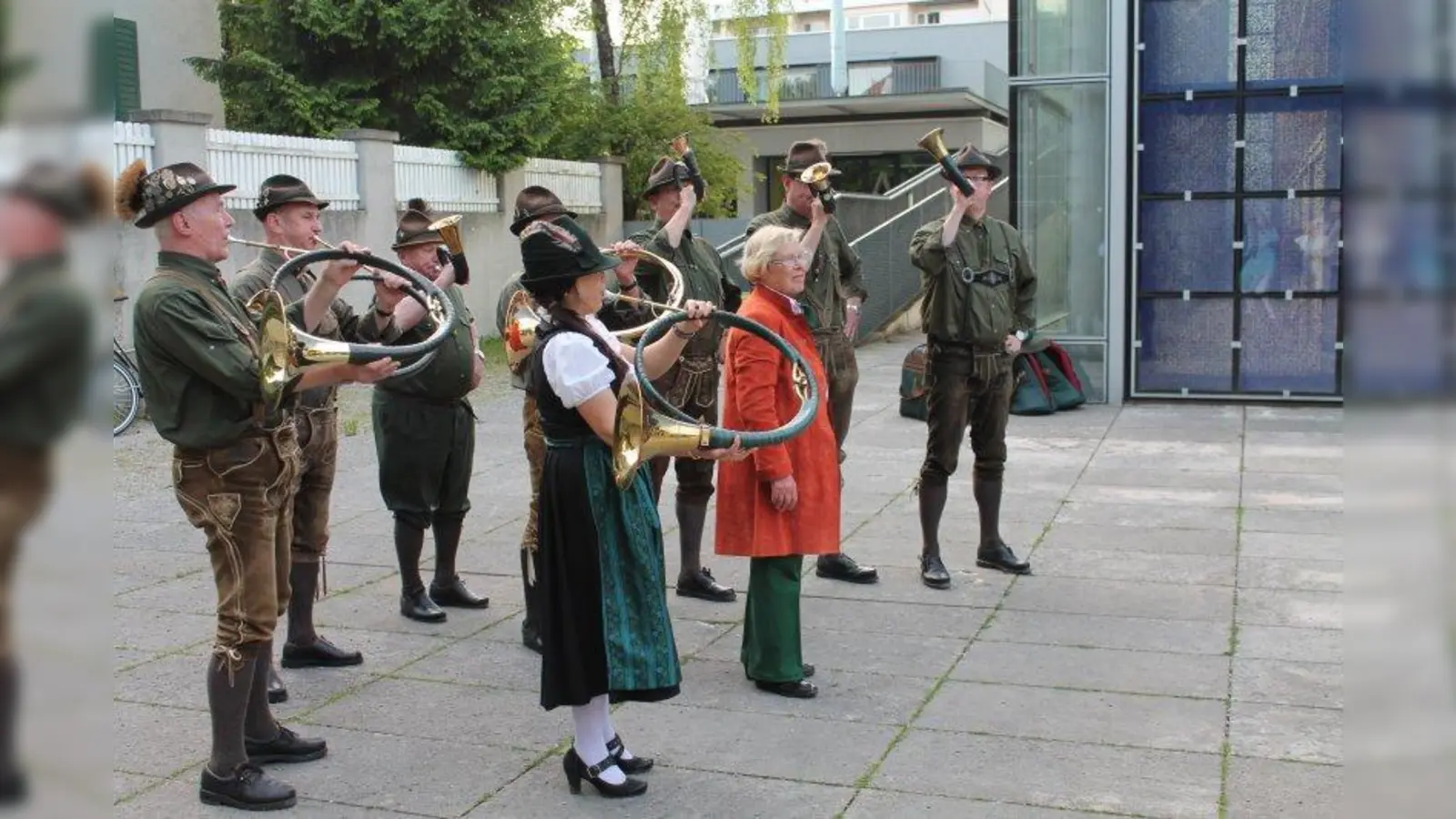 Zur Freude von Elisabeth Schosser machten die  Jagdhornbläser unter der Leitung von Christoph Finzel den musikalischen Auftakt des Festabends. (Foto: bb)