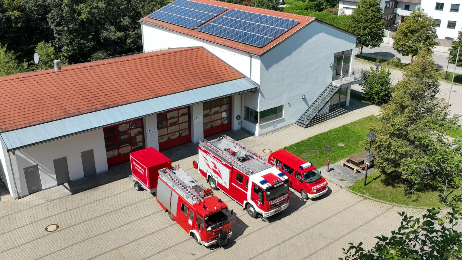 Feuerwehrhaus und Fuhrpark aus der Vogelperspektive. (Foto: FFW Eichenried)