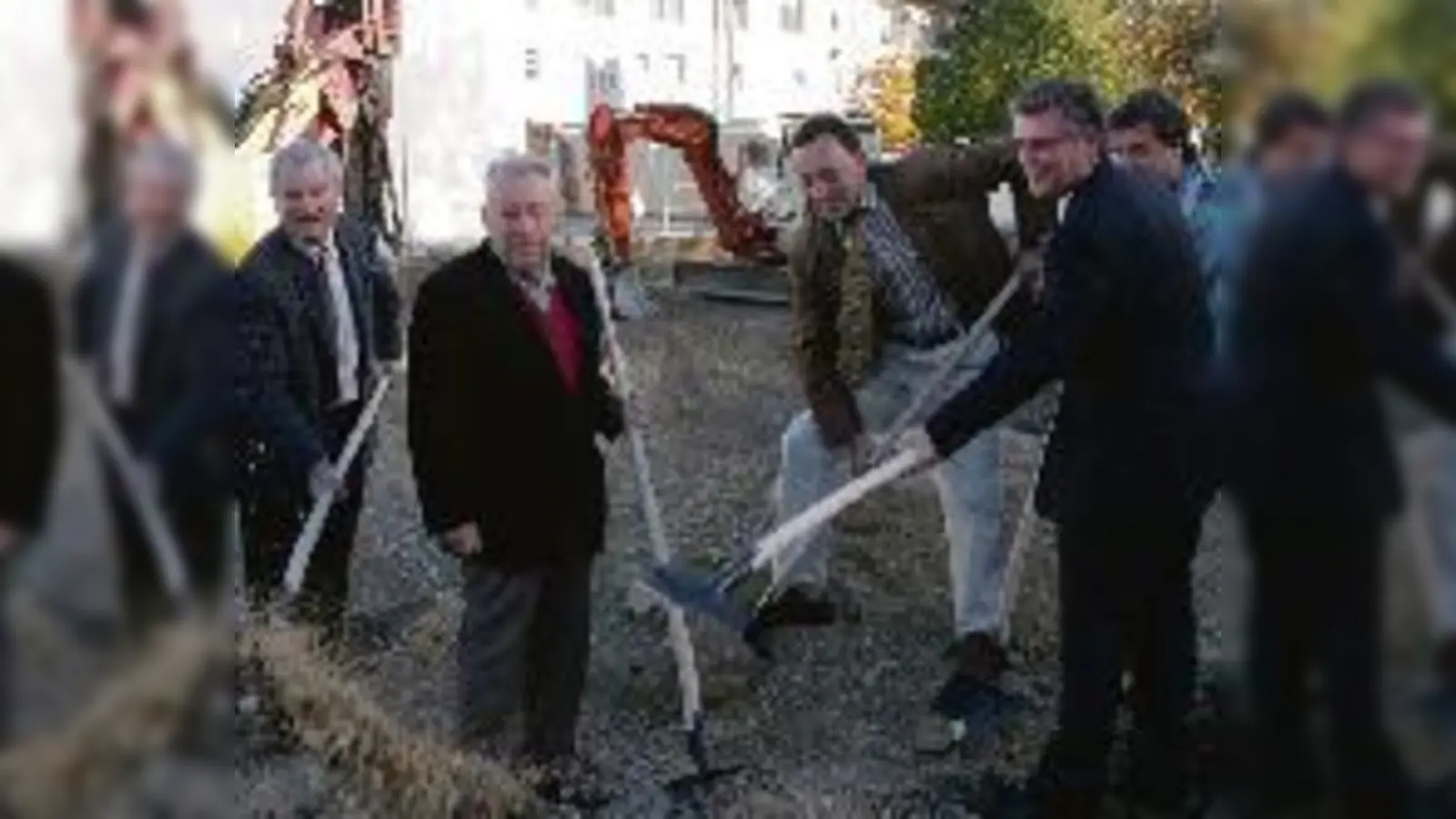 Kräftig schaufeln für die neue Sozialstation in Neufahrn: (von links) Vorsitzender Emil Schwab, Ehrenbürger Sepp Ritter, Architekt Hans Ziegltrum und Bürgermeister Rainer Schneider.	  (Foto: ba)