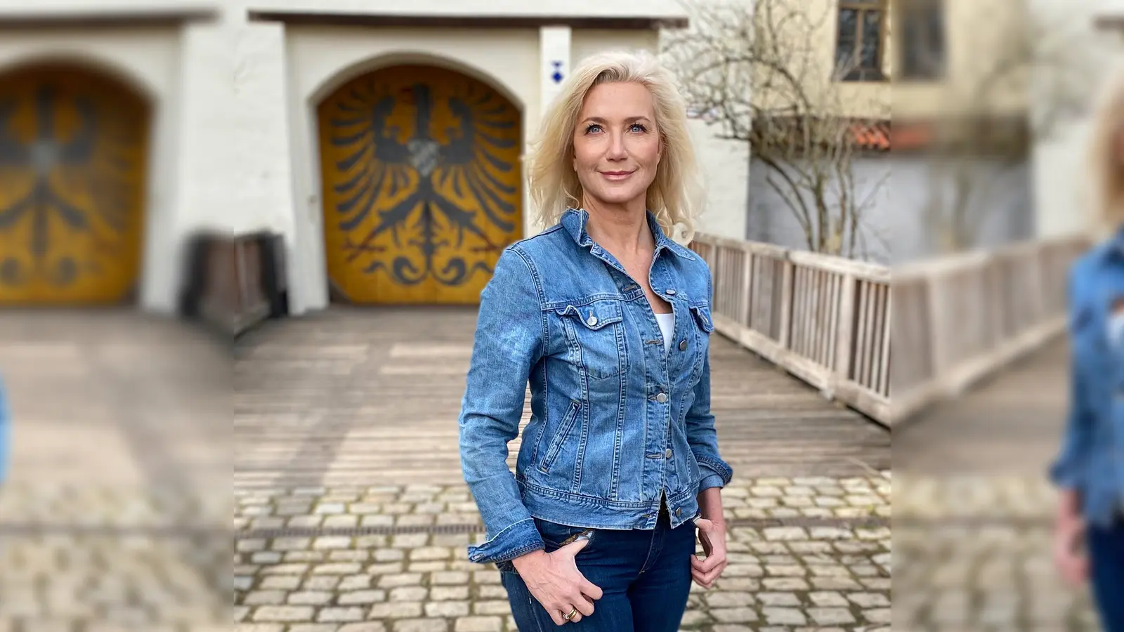 Krimi-Autorin Sabine Vöhringer vor der Grünwalder Burg, neben der Namenspatron ihres neuen Buches während des 2. Weltkrieges eine Weile gewohnt hat.  (Foto: Privat)