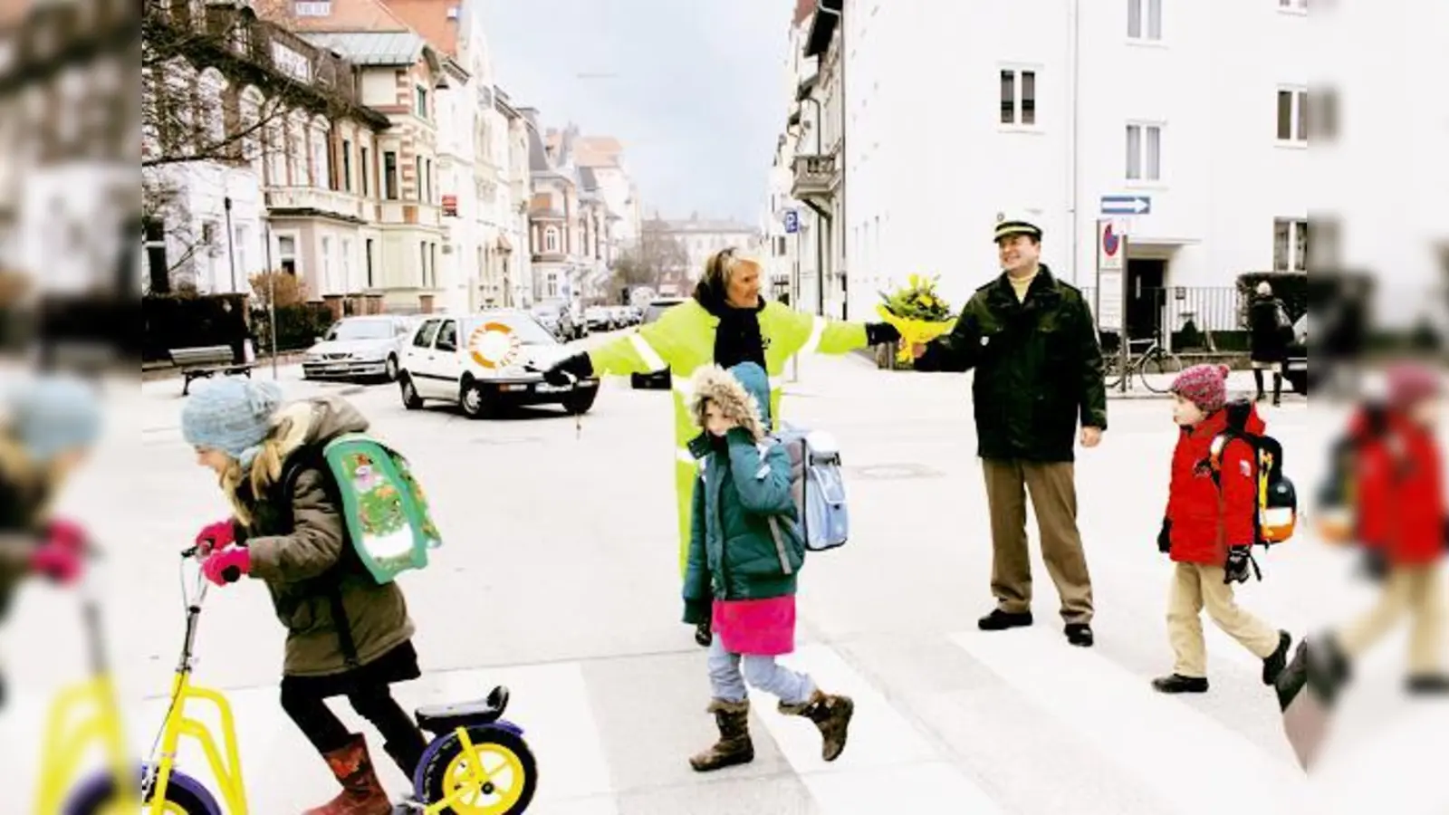 Selbst an ihrem 70. Geburtstag tut Erika Rossgotterer Dienst am Zebrastreifen an der Kaiser-/ Ecke Wilhelmstraße. Dafür bekam sie Blumen vom Leiter der Schwabinger Polizeiinspektion 13, Peter Breitner. 	 (Foto: ko)
