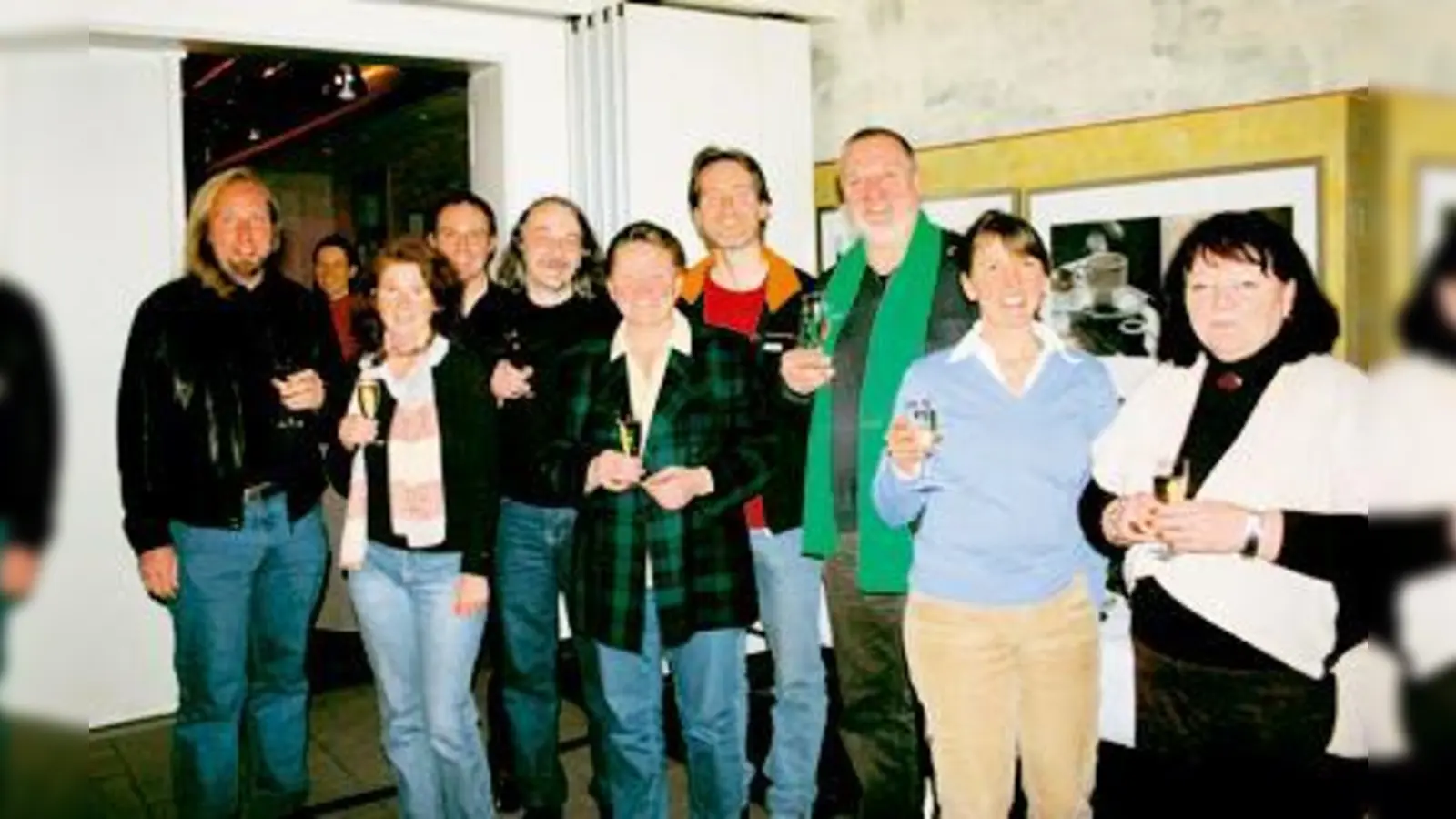 Der Kreisverband München Land der Grünen blickte beim Neujahrsempfang hoffnungsfroh in die Zukunft mit MdB Toni Hofreiter (l.), MdL Susanna Tausendfreund (Mitte) und dem Grünen-Sprecher Markus Büchler (4. v. r.). (Foto: HH)