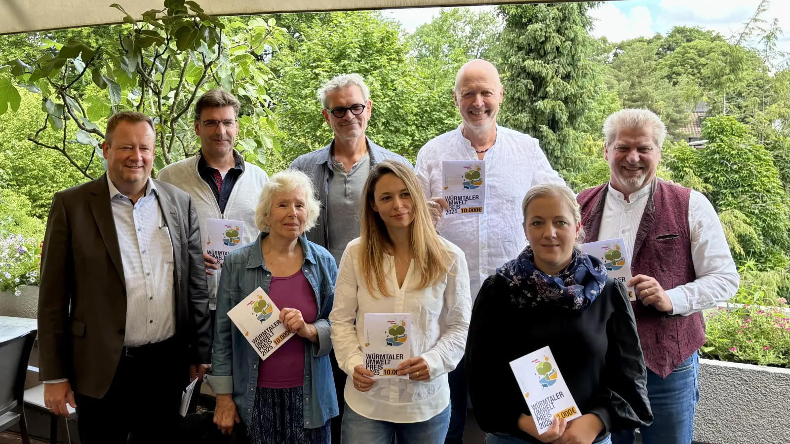 Das ist die Jury für den Würmtaler Umweltpreis 2025 (v.l.): Peter Köstler, Jörg Degen, Kathrin Möhle, Hannes Jaenicke, Oksana Paramud, Peter von Schall-Riaucour, Verena Texier-Ast und Harald Zipfel.  (Foto: Ulrike Seiffert)