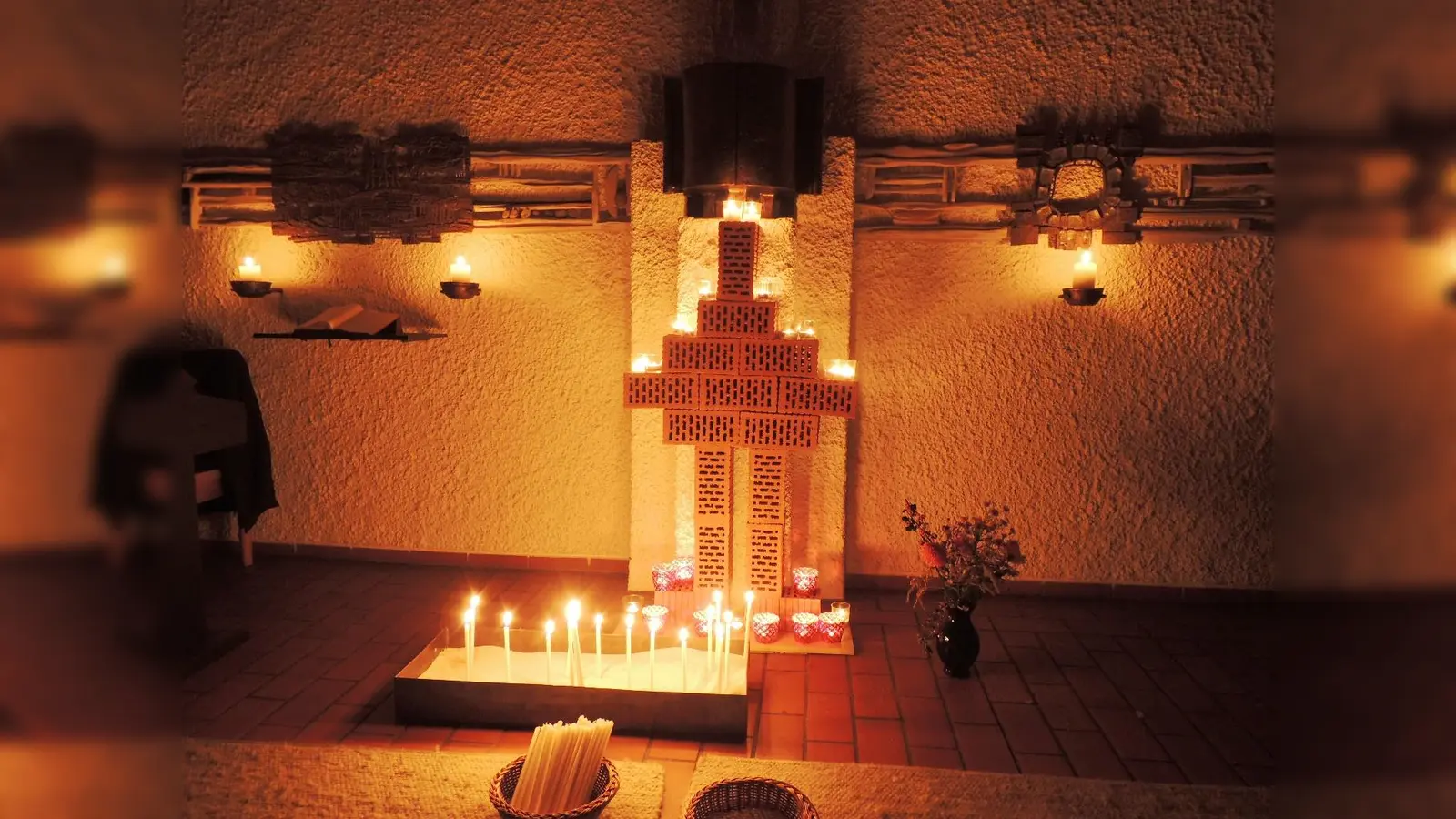 Ein Kreuz und viele Kerzen bilden den Mittelpunkt der Kapelle während der Vesper. (Foto: VA)