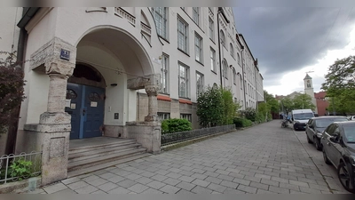 Die Gehwegbreite vor der Grundschule an der Hirschbergstraße ist laut Mobilitätsreferat breit genug, um auch Roller und Räder hier abzustellen. Eine Parkverbotszone im Schulumgriff lehnt die Behörde ab. (Foto: kö)