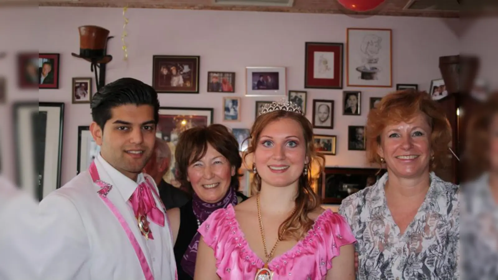 Närrischer Besuch.im Chapeau-Claque: v.l. Prinz Ahmad I., Alt-Wirtin Uschi Schanz, Prinzessin Sandra II. und Neu-Wirtin Blanka Müller. (Foto: Regina da Costa)