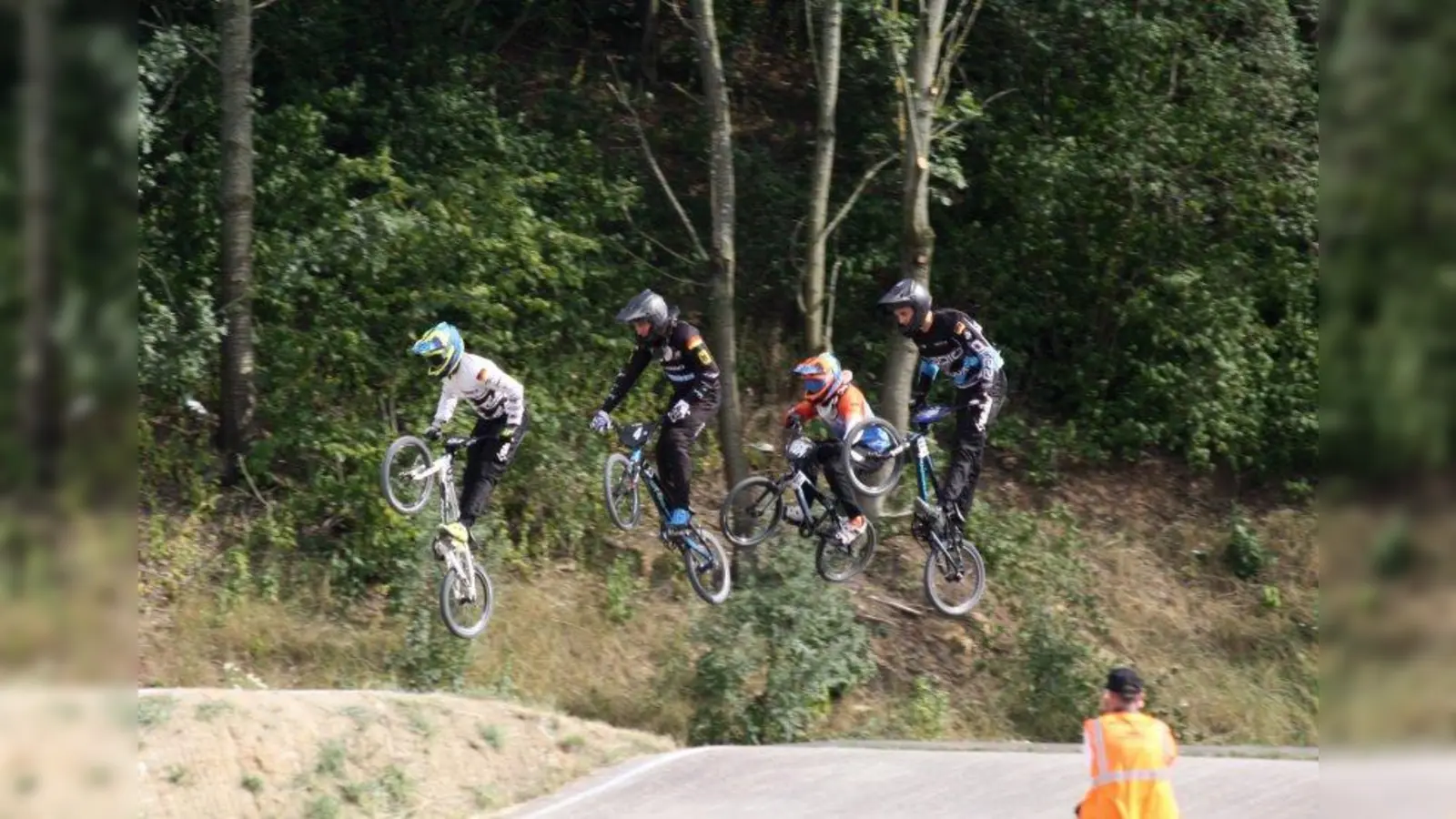 Große Sprünge: David Rosenbaum (in orange) erreicht bei der Deutschen Meisterschaft in Stuttgart in der Klasse Junior den sechsten Platz. (Foto: BMX-Team Peißenberg)
