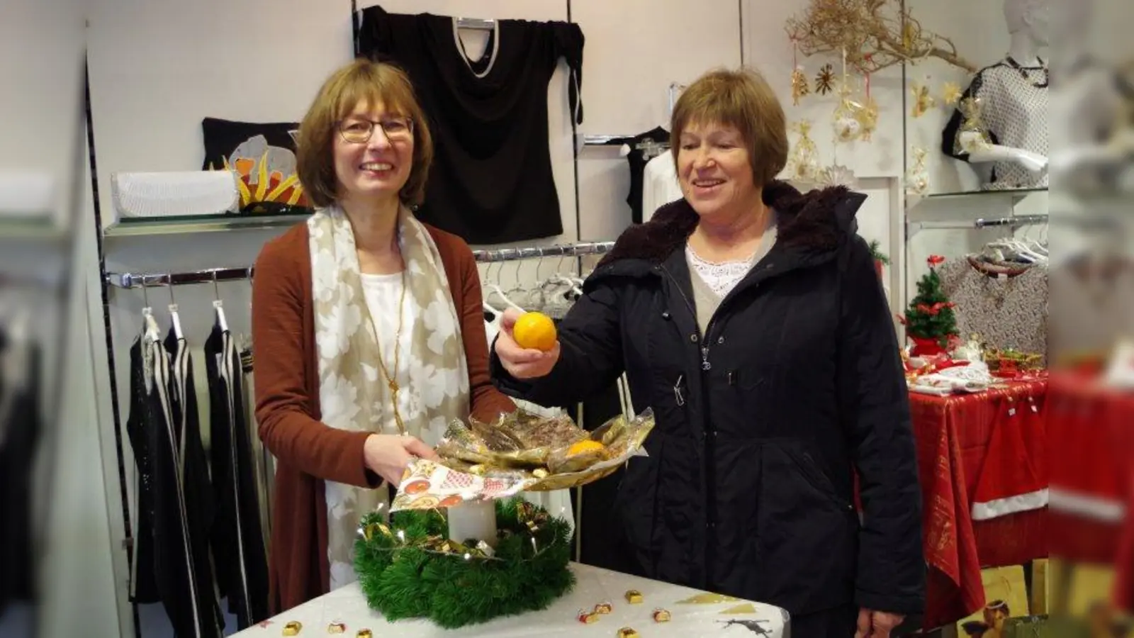 Mit Orangen, Mandarinen und Pfefferkuchen empfängt Elisabeth Käser bei Andrea Christin Mode: „Die Kunden nehmen den Lebkuchensamstag immer wieder gerne an. Und das Wetter ist heuer auch so gut, dass man gerne einen Bummel durch die Geschäfte hier im Viertel macht.“ (Foto: kö)