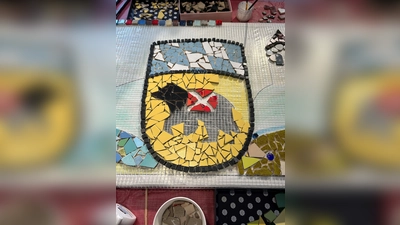 Viele Hände gestalteten gemeinsam das Korbinians-Mosaik. (Foto: Stadt Freising)