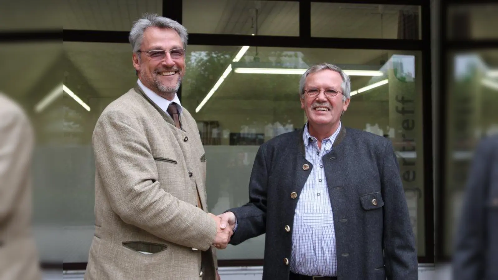 Der bisherige Vorsitzende Reinhard Pobel (l.) und sein Nachfolger Helmut Schuh (r.). (Foto: hö)