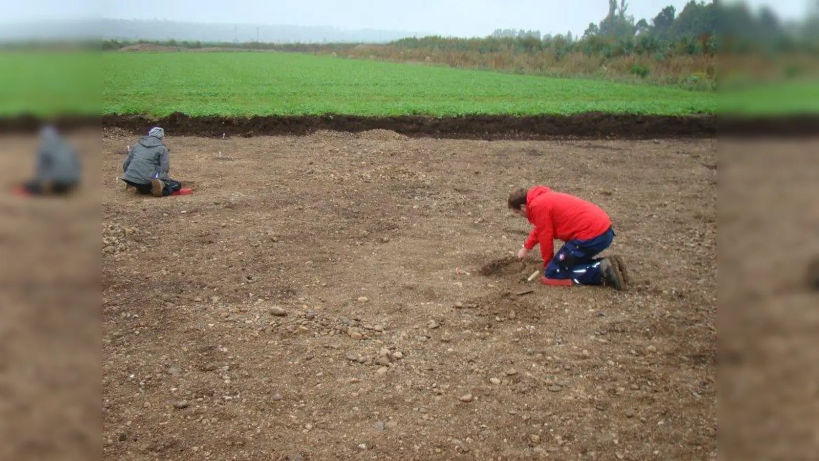 Kaum zu glauben: Wo jetzt Archäologen nach Bodenschätzen graben, sollen einmal Hochhäuser und Straßen stehen. (Foto: pst)