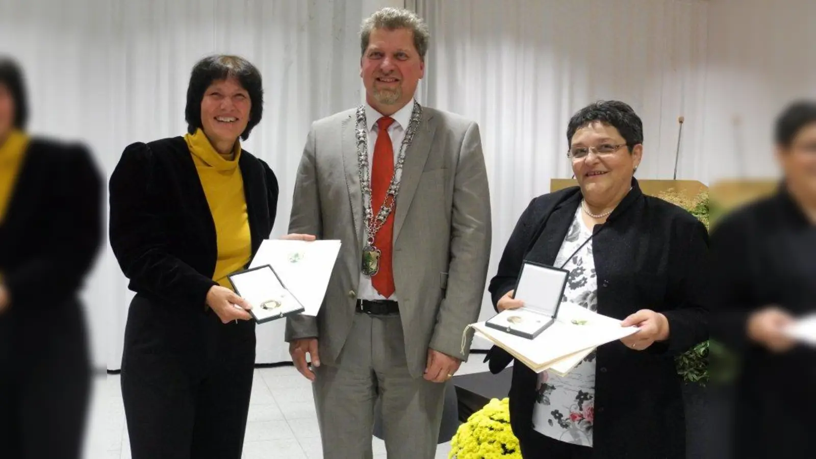 Bürgermeister Harald Zipfel bedankte sich bei Ulrike Faulhaber-Hobelsberger (l.) und  Gisela Meyer, die die Bürgermedaille erhielten. (Foto: pi)