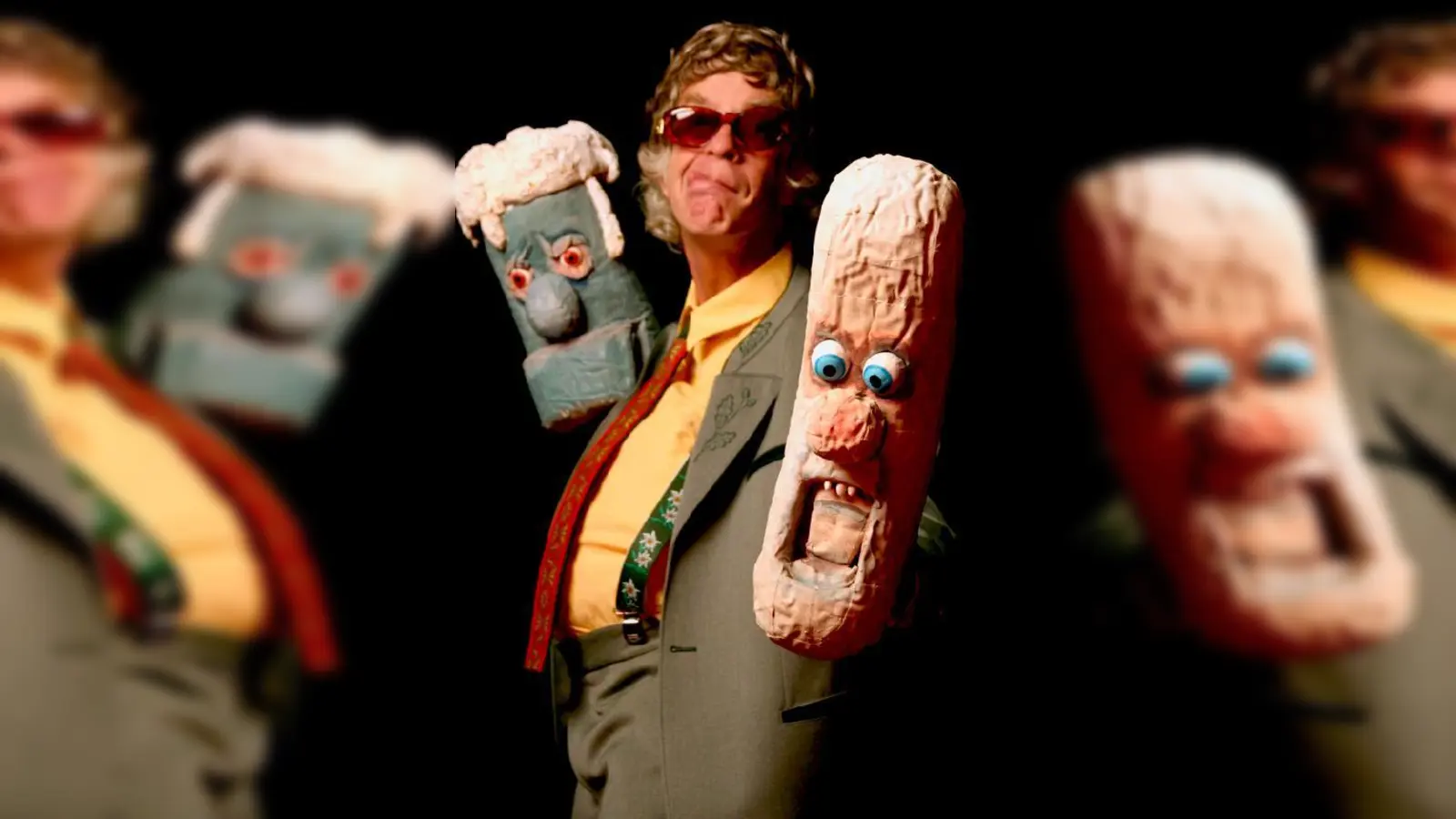 Wiesn-Wahnsinn: Josef Pretterer mit seinen Puppen.  (Foto: VA)