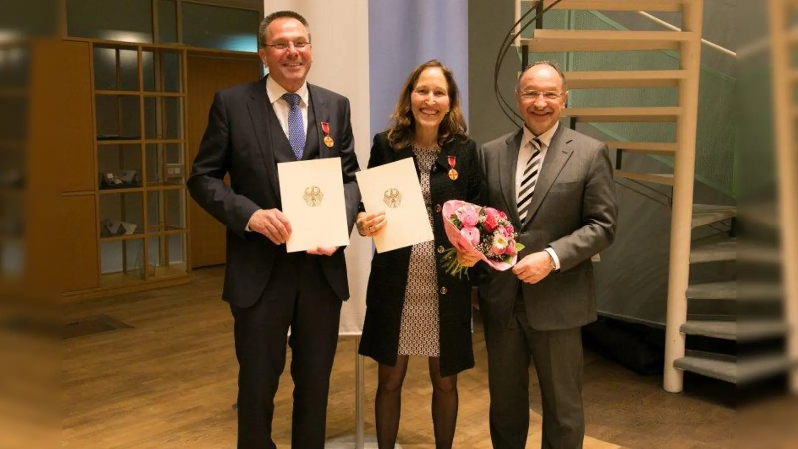 V.l. Florian Bronner, Christine Bronner und Landrat Karl Roth bei der Übergabe der Urkunden und Medaillen. (Foto: LRA Starnberg)