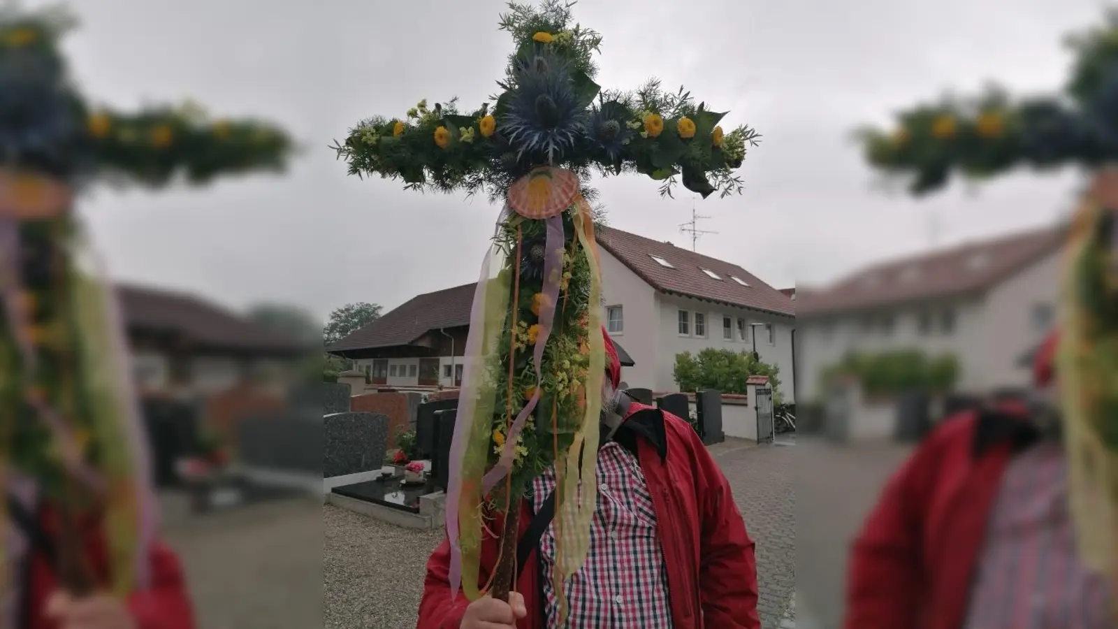 Beim tragen des geschmückten Kreuzes wechselten sich die Pilger ab. (Foto: Katholische Stadtkirche Germering)