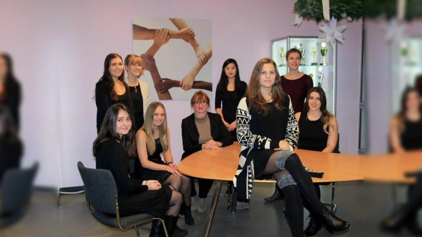 „The Human Rainbow” heißt die Fotoarbeit von Leonie Hartmann (vorn). Sie soll auf die vielen Nationalitäten hinweisen, die es an der Schule gibt. (Foto: us)