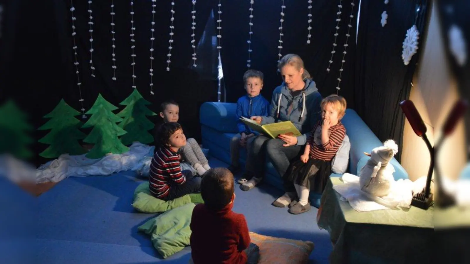 Richtig gemütlich ist es in der Lese-Ecke der „Kinderfarm“, erst recht, wenn Mama etwas vorliest. (Foto: Kinderfarm Gilching)
